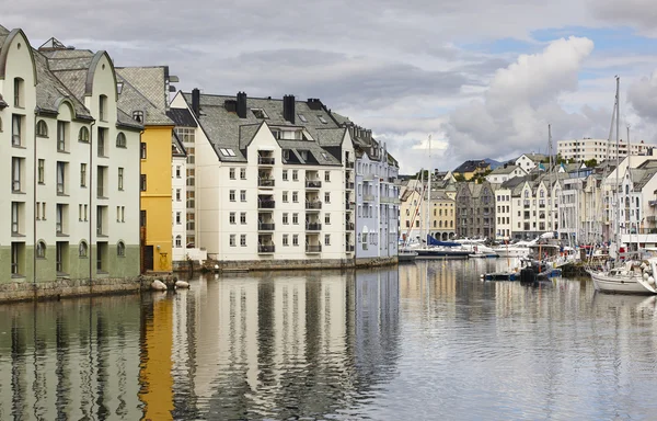 Alesund. Buidings y canal. Destino turístico tradicional noruego — Foto de Stock