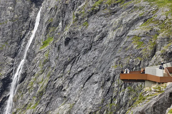 Paisaje turístico de montaña noruega. Cascada Stigfossen y v — Foto de Stock
