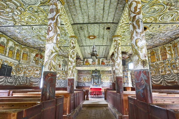 传统挪威木制教堂的内部。马尔 stavkyrkje — 图库照片