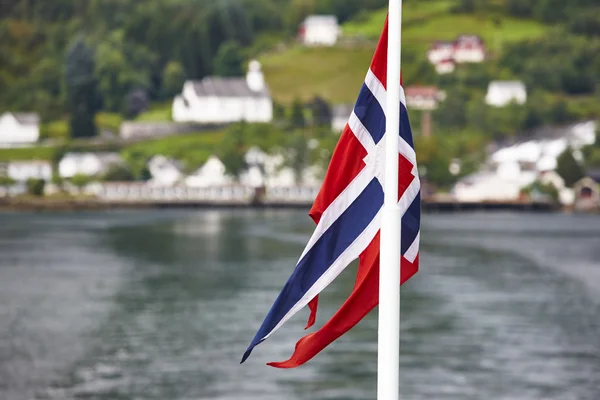 Bandeira norueguesa. Noruega paisagem fiorde com colina verde e casa — Fotografia de Stock