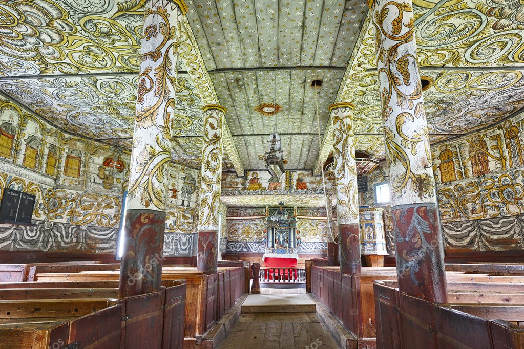 Traditionele Noorse houten kerk interieur. Stordal: stavkyrkje ... Traditionele Noorse houten kerk interieur. Stordal: stavkyrkje ...