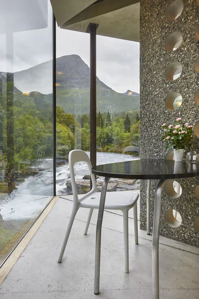 Norveççe manzara masa ve sandalye kapalı bakış açısı. Norwa — Stok fotoğraf