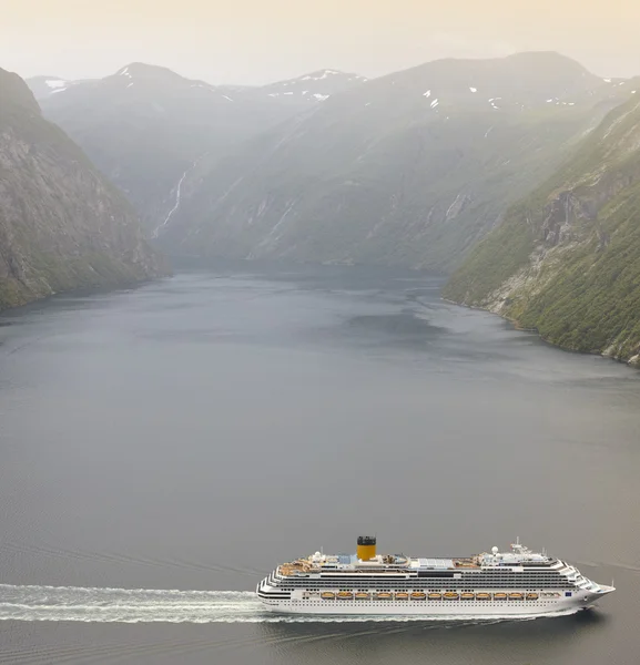 Норвежский фьорд. Шторм. Hellesylt, 28 лет, Geiranger — стоковое фото