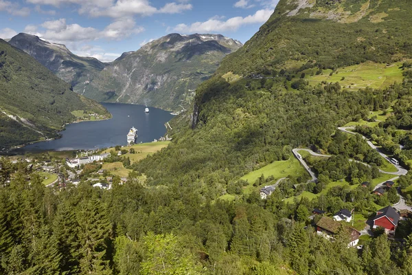 Noorse fjord landschap. Fjord Noorwegen. Hellesylt, Geiranger cru — Stockfoto