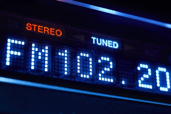 Pantalla de radio del sintonizador FM. Estación de frecuencia digital estéreo sintonizada . —  Fotos de Stock