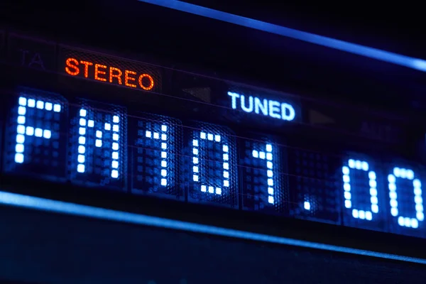 Display radio sintonizzatore FM. Stazione di frequenza digitale stereo sintonizzata . — Foto Stock