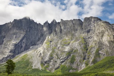 Norveç manzara. Duvar massif dağ Trollveggen cüce. Romsda