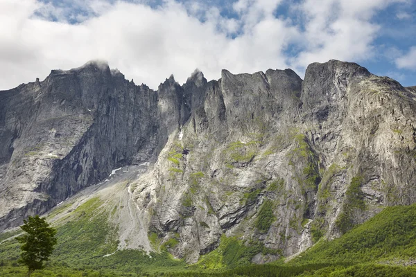 Norsko na šířku. Troll stěna masiv hory útesu Trollveggen. Romsda — Stock fotografie