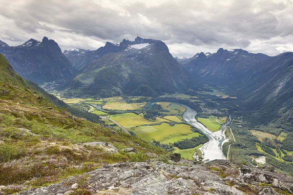 Landschap van Noorwegen. Romsdal fjord, Rauma rivier en Romsdal spoortraject — Stockfoto