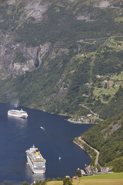 Krajobraz norweskiego fiordu. Krajobraz miejscowości Geiranger. Cruise t — Zdjęcie stockowe