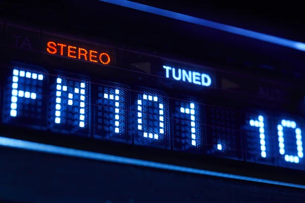 Pantalla de radio del sintonizador FM. Estación de frecuencia digital estéreo sintonizada . — Foto de Stock