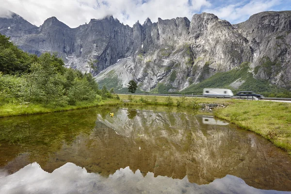 Norwegische Landschaft. Trollwandmassiv Bergtrollveggen. romsda — Stockfoto