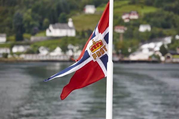 Norwegian flag. Norway fjord landscape with green hill and house — Stock Photo, Image