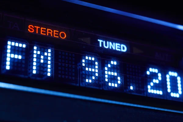 FM-tuner radio display. Stereo digitale frequentie station afgestemd — Stockfoto