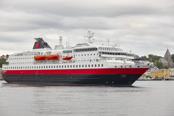Noorwegen. Kristiansund harbor met cruise. Reizen-achtergrond. — Stockfoto