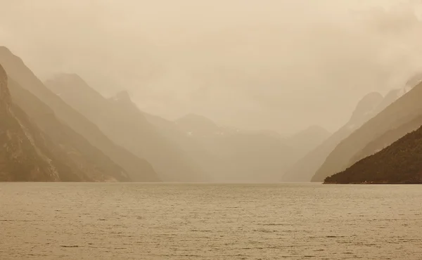 Norský fjord krajina za úsvitu. Storfjorden. Hellesylt-Geiran — Stock fotografie