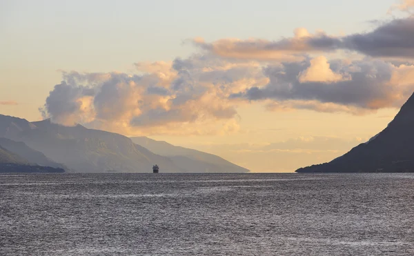 Norwegische Fjordlandschaft bei Sonnenuntergang mit Kreuzfahrt. Tourismus Norwegen. — Stockfoto