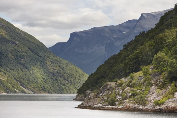 Norwegische Fjordlandschaft. Kreuzfahrt. besuchen Sie Norwegen. Tourismus — Stockfoto