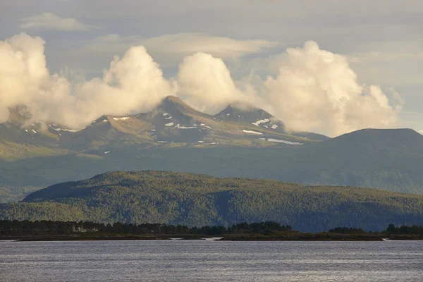 Krajobraz norweskiego fiordu. Góry i Las. Wizyty w Norwegii. — Zdjęcie stockowe