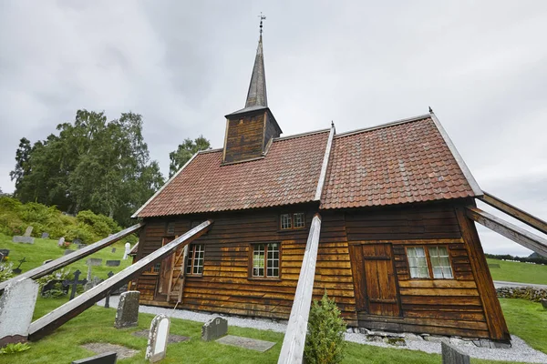 Traditionele Noorse staafkerk. Rodven. Reizen Noorwegen. Touri — Stockfoto