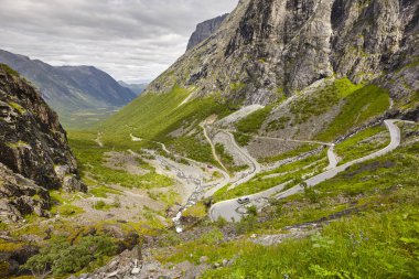 Norveç dağ yolu. Trollstigen. Stigfossen şelale. Norw