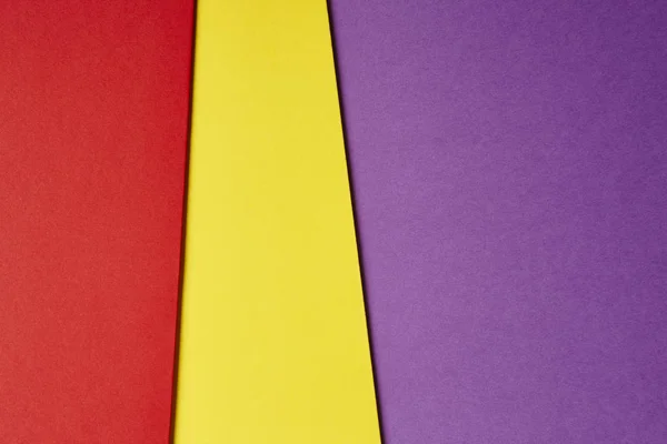 Värilliset pahvit tausta punainen keltainen violetti sävy. Kopioi sp — kuvapankkivalokuva