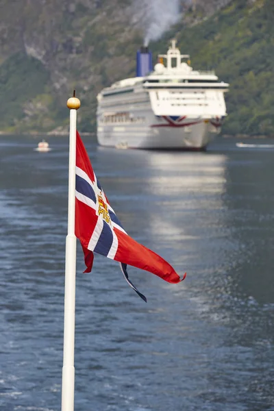 Noorse vlag. Noorwegen fjord landschap met cruise. Backg reizen — Stockfoto