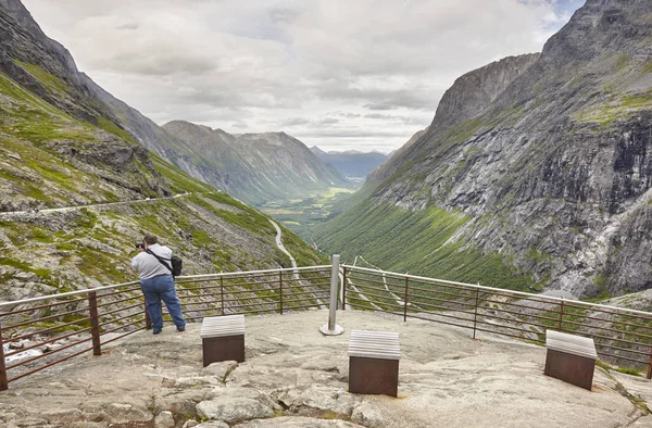 Norwegische Berglandschaft. Trollstigen Aussichtspunkt. Das Problem ist nur, dass die Menschen, die in der Türkei leben, nicht wissen, was sie tun sollen. — Stockfoto