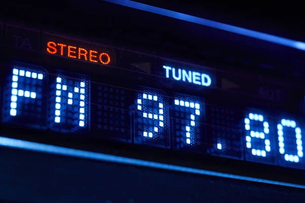 FM-tuner radio display. Stereo digitale frequentie station afgestemd. — Stockfoto