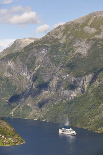 Krajobraz norweskiego fiordu. Rejs travel. Wizyty w Norwegii. — Zdjęcie stockowe