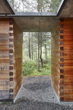 Norveç dinlenme alanı ormanın içine. Turizm Norveç. Manzara