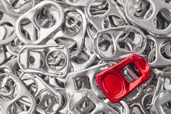 Recycling-Aluminium-Hintergrund mit Pull-Tab-Stücken. metallisch war — Stockfoto
