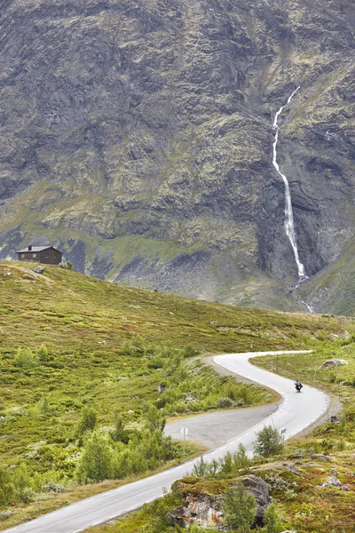 Strada di montagna norvegese paesaggio. Cascata e cabina. Motocicli — Foto Stock