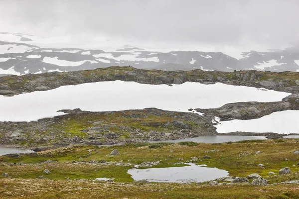 Noorse rotsachtige berglandschap met sneeuw en mist. Noorwegen tre — Stockfoto