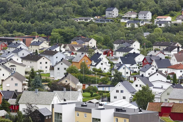Geleneksel Norveç renkli evler. Ovre Ardal köyü. Ziyaret edin — Stok fotoğraf