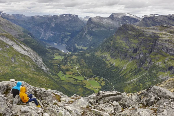 Norský fjord krajina. Vesnici Geiranger a hory. Youn — Stock fotografie