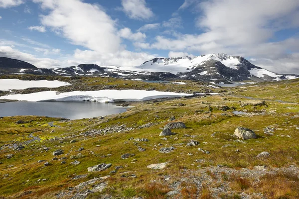 Noorse rotsachtige berglandschap met meren en sneeuw. Noorwegen t — Stockfoto