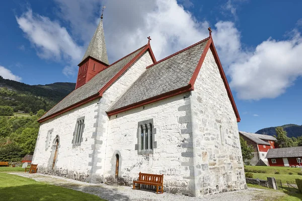 Traditionele antieke Noorse stenen kerk. Glans. Norwa reizen — Stockfoto