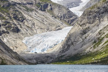 Norveç manzara. Nigardsbreen buzul dil ve göl. Kurulmasını