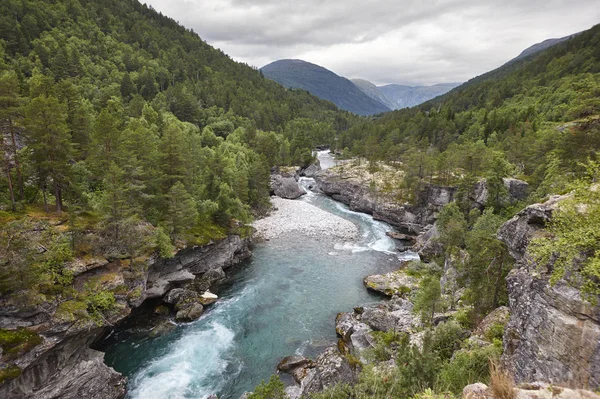Paisaje noruego con río y bosque. Slettafossen waterfal — Foto de Stock