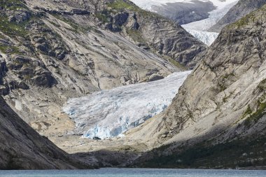 Norveç manzara. Nigardsbreen buzul dil ve göl. Kurulmasını