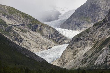 Norveç manzara. Nigardsbreen buzul dil ve yürüyüş yapanlar. Tou