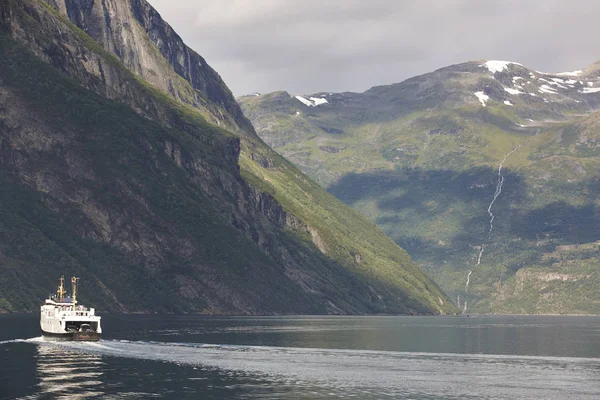 Paisaje de fiordos noruego. Storfjorden. Hellesylt, Geiranger cru —  Fotos de Stock