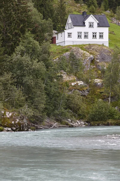 Norveç antika geleneksel ahşap ev, nehir ve hill — Stok fotoğraf