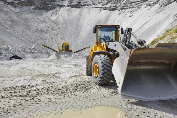Quarry aggregate with heavy duty machinery. Construction industr — Stock Photo, Image