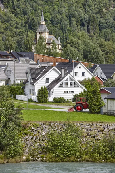 Aldeia tradicional norueguesa, rio e colina. Noruega terra rural — Fotografia de Stock