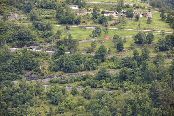 Norvegia. Strada secondaria di montagna. Paesaggio rurale norvegese. Trav. — Foto Stock