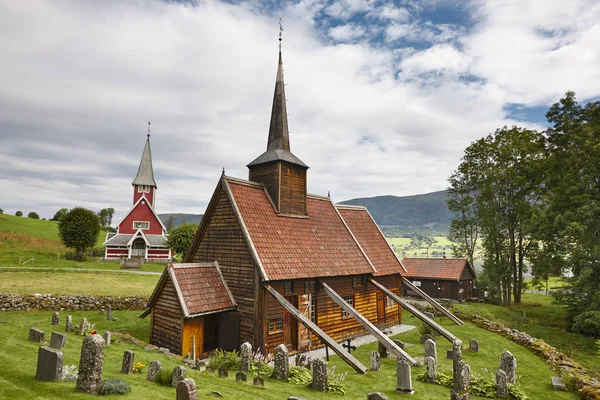 Tradizionale chiesa norvegese in doghe. Rodven. Viaggia in Norvegia. Touri — Foto Stock