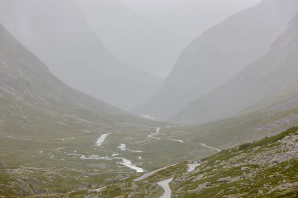 Norwegian mountain road on a rainy day. Norway valley landscape — Stock Photo, Image