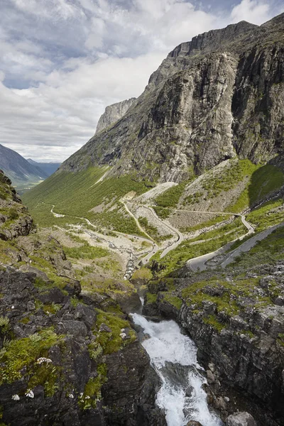 ノルウェーの山岳道路。Trollstigen。Stigfossen 滝があります。Norw — ストック写真